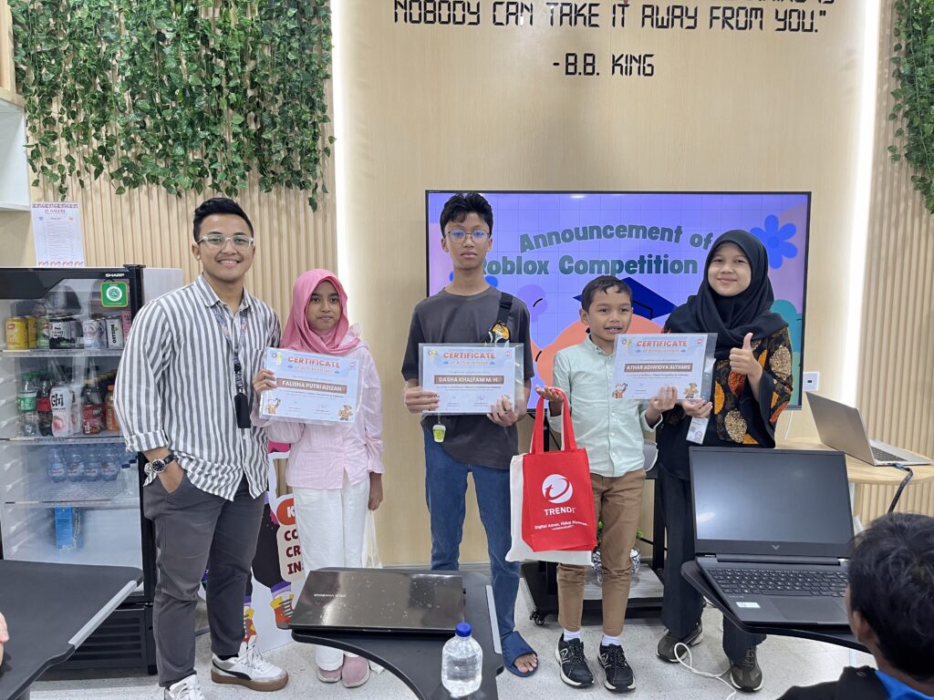 Foto Pemenang Roblox Competition Memegang Sertifikat dari Kodiokids