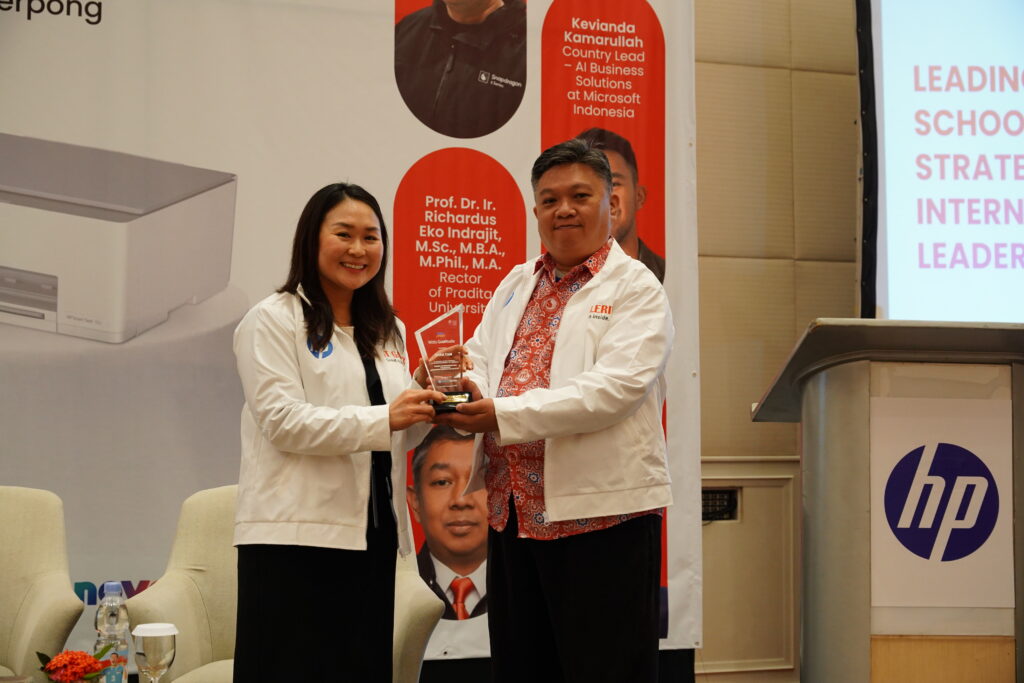 Penyerahan Plakat Kepada Narasumber dalam Sesi 2 Digifest Leadership SUMMIT 2026