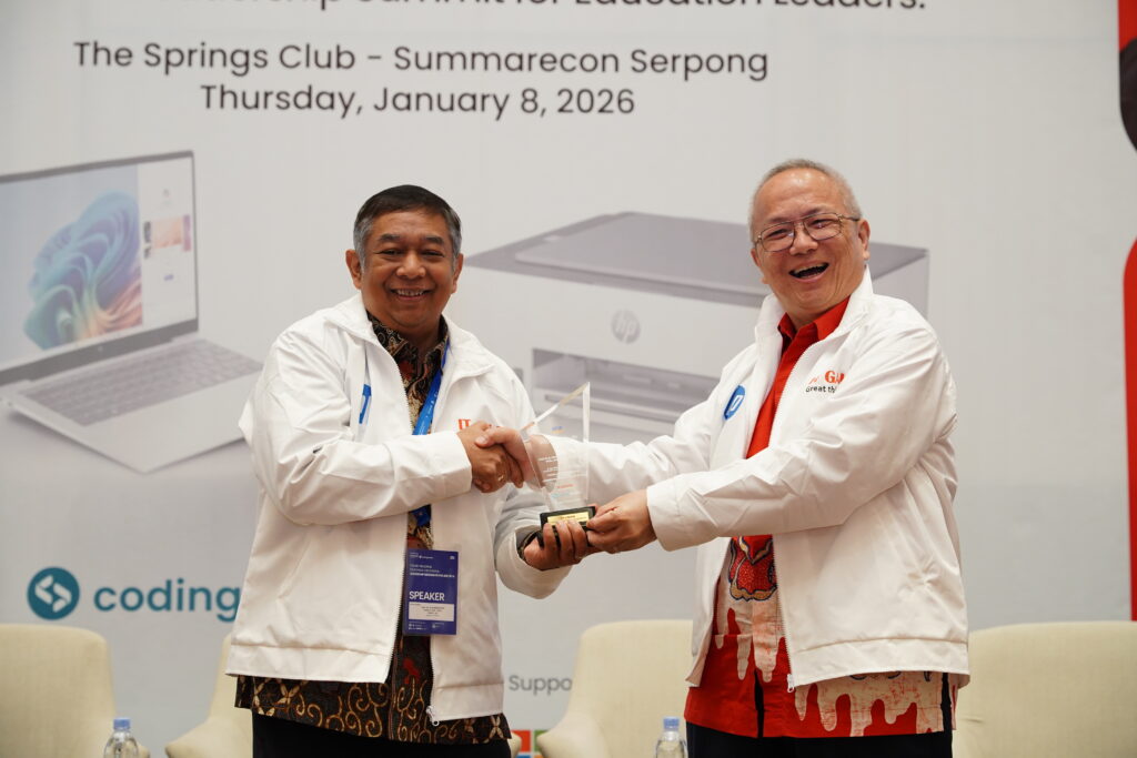 Penyerahan Plakat Kepada Narasumber dalam Sesi 5 Digifest Leadership SUMMIT 2026