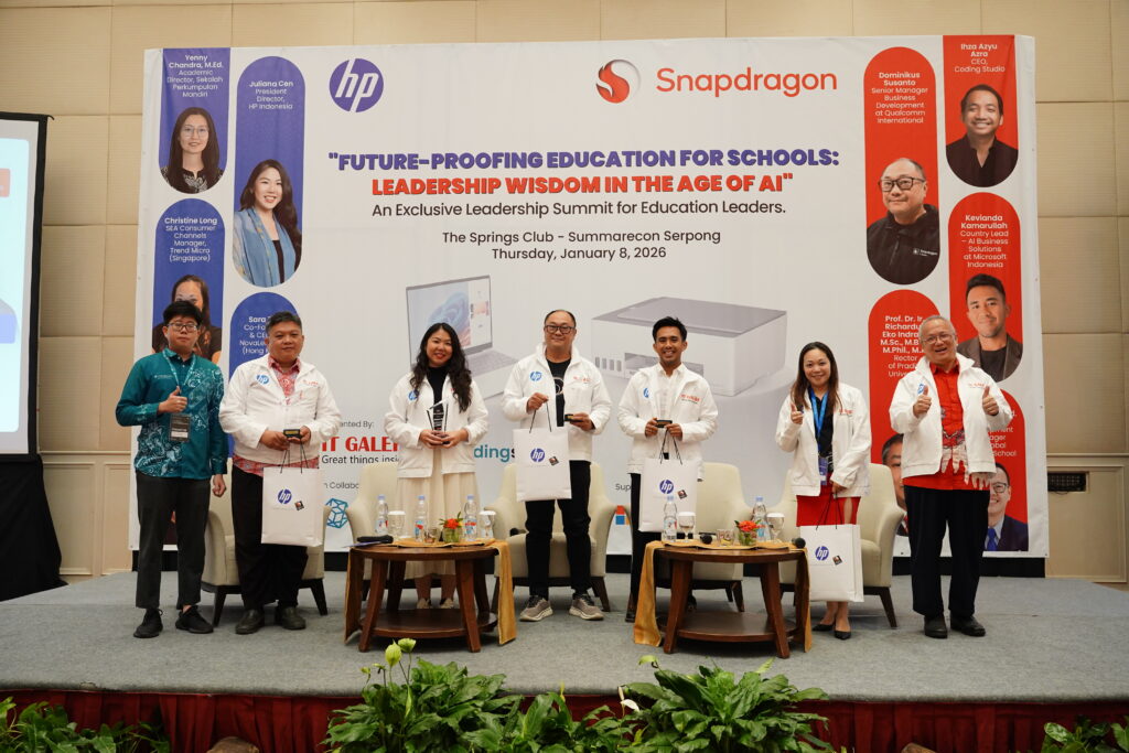 Penyerahan Plakat Kepada Para Narasumber dalam Sesi 4 Digifest Leadership SUMMIT 2026