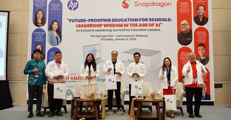 Penyerahan Plakat Kepada Para Narasumber dalam Sesi 4 Digifest Leadership SUMMIT 2026 1024x683 1 1